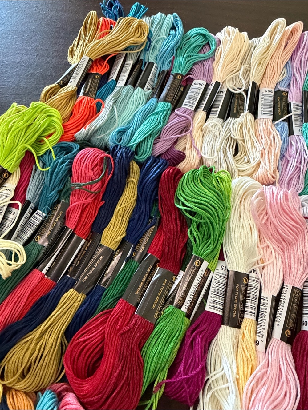 Huge 124 Piece Embroidery Floss Lot - Assorted Colors Craft Thread Skeins new - Picture 5 of 8